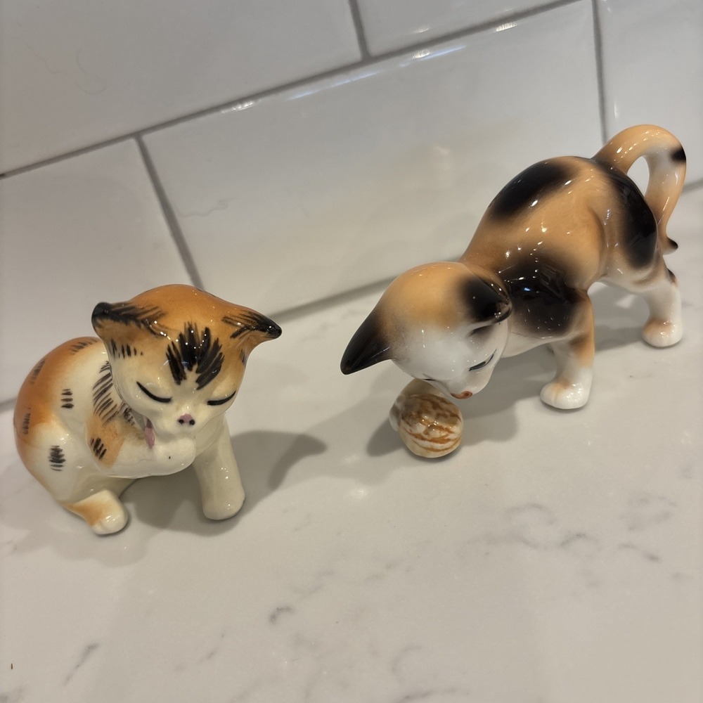 Vintage Set of 2 Hand Painted Cat Figures Porcelain Orange Calico Tabby Kittens‎